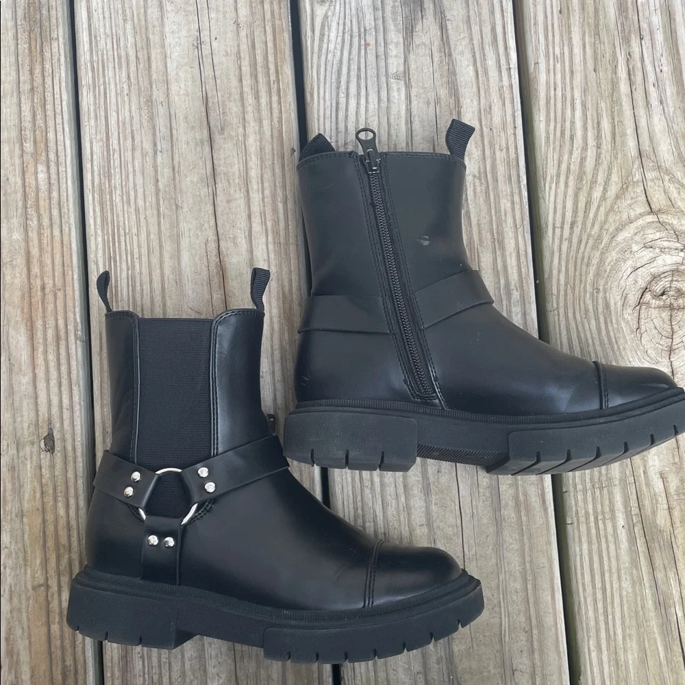 Art Class KIDS Black Harness Chelsea Boots Lug Sole Size 1